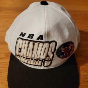 Chicago Bulls Vintage NBA Champions Snapback Hat Cap Starter White Black